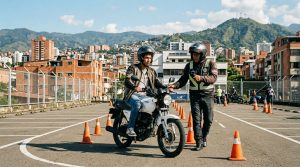 Curso moto A2 Cali 2026 con estudiante aprendiendo a manejar motocicleta en pista con instructor en ciudad de Cali