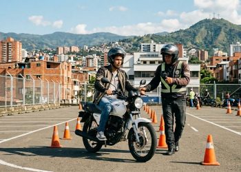 Curso moto A2 Cali 2026 con estudiante aprendiendo a manejar motocicleta en pista con instructor en ciudad de Cali